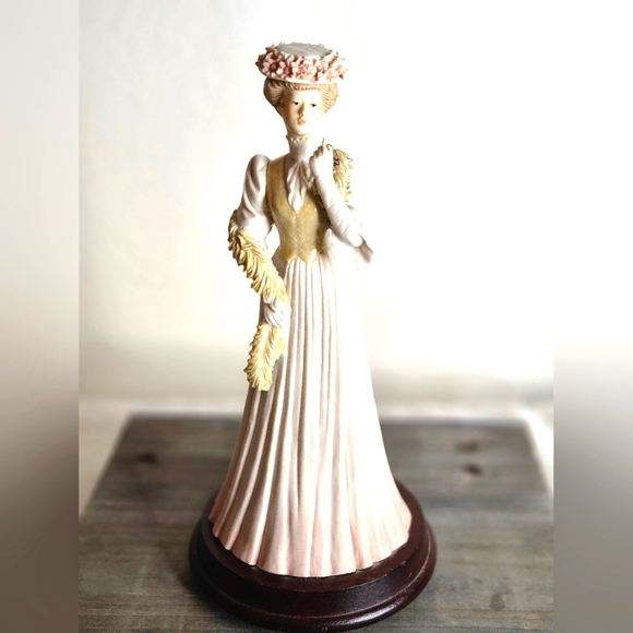 Vintage Arnart Pucci Victorian Woman With Glasses& Boa Figurine. - Picture 3 of 13